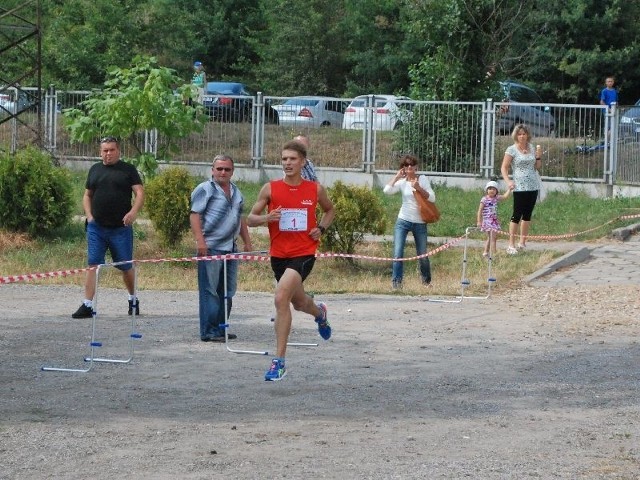 Pavlo Veretski z Ukrainy wystartował z pierwszym numerem i pewnie wygrał rywalizację w biegu głównym w Rudniku.