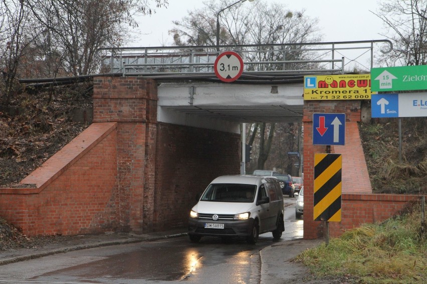 Tir nie zmieścił się pod wiaduktem na Boya-Żeleńskiego