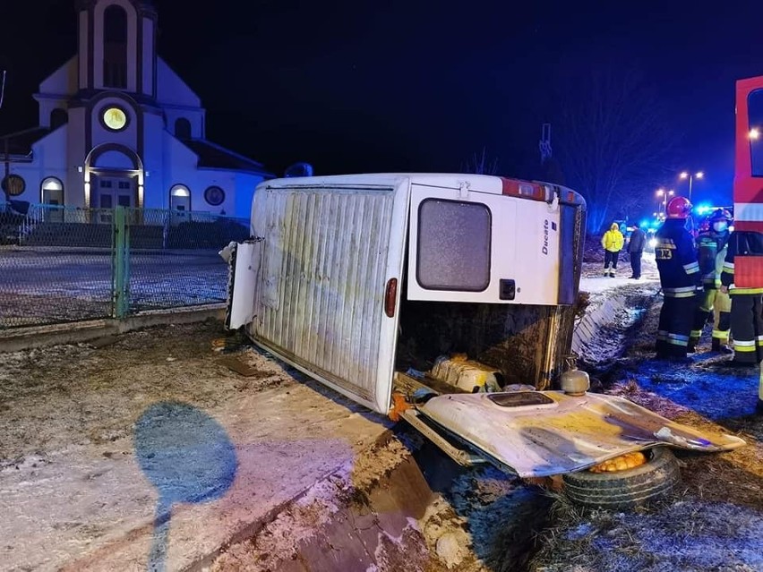 Prusy. Wypadek na drodze wojewódzkiej nr 776. Dwie osoby zostały ranne, odwieziono je do szpitala