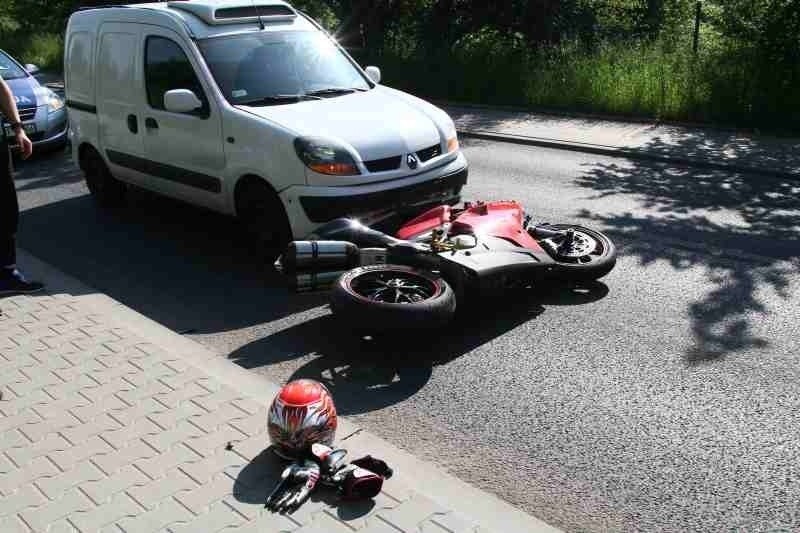 Wypadek z udziałem motocyklisty na ul. Augustów na Widzewie [zdjęcia]