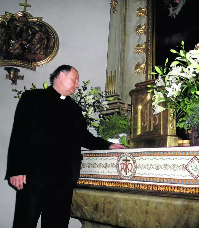 Ksiądz Radwański pokazuje miejsce, gdzie stał świecznik