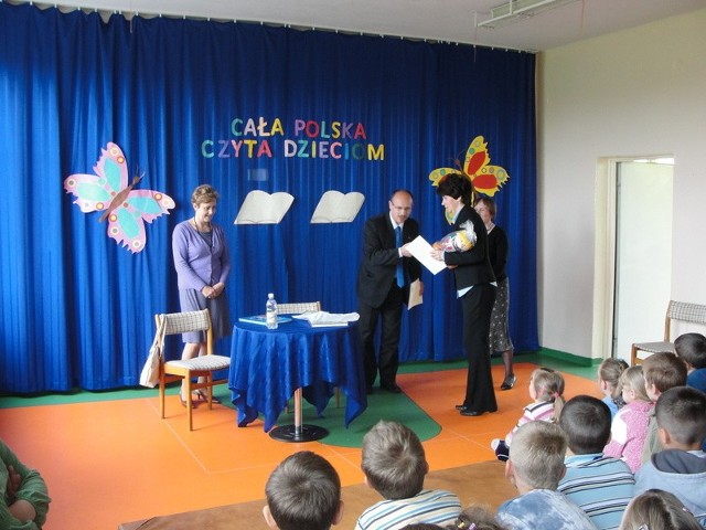 Humorystyczno-edukacyjne teksty czytali uczniom Marzanna Nosowska sekretarz gminy Zakrzew i Ryszard Fałek, wiceprezydent Radomia. 