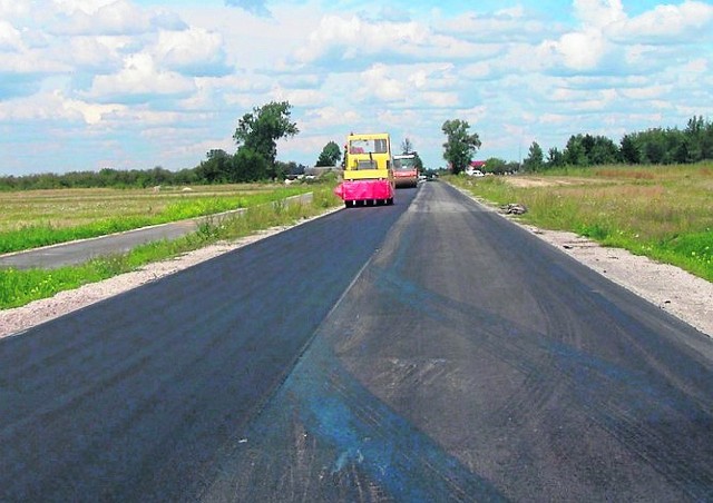 Na przebudowywanym odcinku drogi wojewódzkiej numer 727 w powiecie przysuskim widać już nowe warstwy asfaltu.