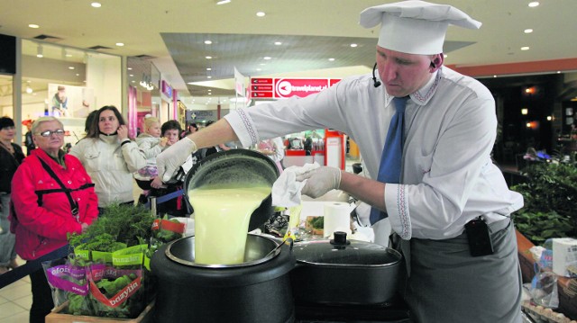 Tradycyjną, śląską kuchnię popularyzuje między innymi Remigiusz Rączka, który chętnie bierze udział w pokazach gotowania i prowadzi cotygodniowy program kulinarny w TVP Katowice