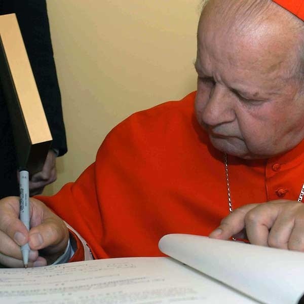 - Bóg zapłać wszystkim, którzy zechcieli mnie mieć na honorowego obywatela - napisał kardynał Stanisław Dziwisz w księdze pamiątkowej.