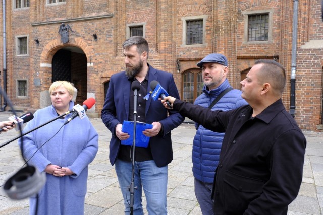 Konferencja prasowa toruńskich radnych KO-PO na Rynku Staromiejskim