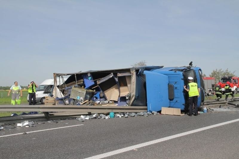 Wypadek na A4. Przewróciła się ciężarówka, 12.05.2015