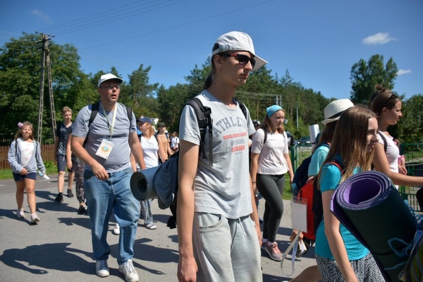 Pielgrzymi z Lublina są już za Wisłą. W drodze na Jasną Górę mają jeszcze do pokonania ponad 200 km (ZDJĘCIA)