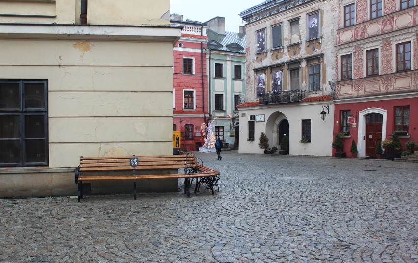 Stare Miasto w Lublinie z nowym ławeczkami. Takich jeszcze w tym miejscu nie było. Zobaczcie zdjęcia