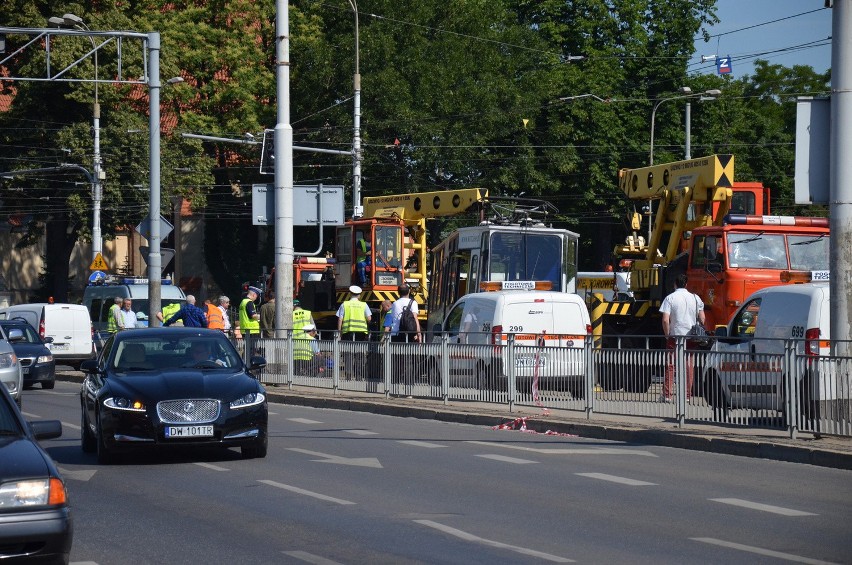 Wykolejenie tramwaju na pl. Wróblewskiego. Tramwaje jeździły objazdami (FILM, ZDJĘCIA)