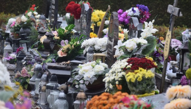 31-latek wyrywał krzyże, tłukł znicze i rozrzucał kwiaty na cmentarzu w Lubomi
