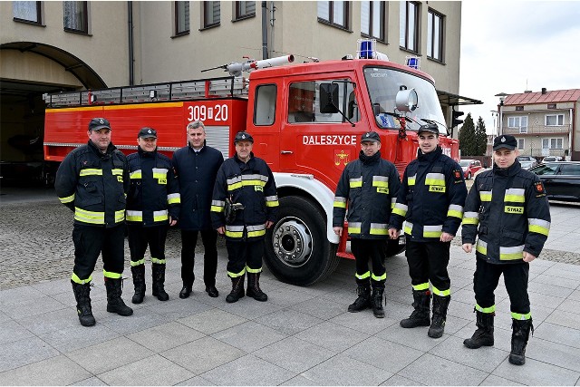 Przekazanie wozu strażackiego dla służb Ukrainy