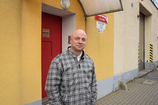 Rozprawa 21 listopada, po której Piotr Ogrodniczuk odzyskał wolność. Przywitanie przed Aresztem Śledczym w Słupsku