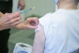 Koronawirus. Kilkuset seniorów z Krakowa zapisało się na szczepienie przeciw COVID-19. Terminy zostały anulowane