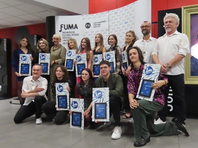 Przed ścianką chwały stanęli niektórzy z uczestników oraz laureatów festiwali Fuma, aby wykonać sobie pamiątkowe zdjęcie.