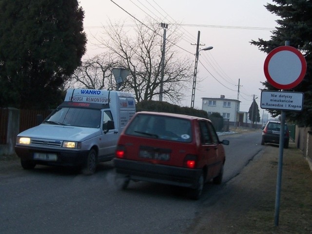 Kierowcy lekceważą znak "tylko dla mieszkańców&#8221; i jeżdżą skrótem między Krępną a Rozwadzą.