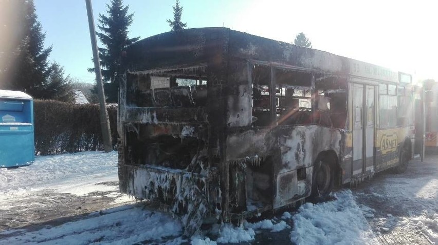 W Puławach spłonął autobus komunikacji miejskiej. Było zwarcie w instalacji (ZDJĘCIA)