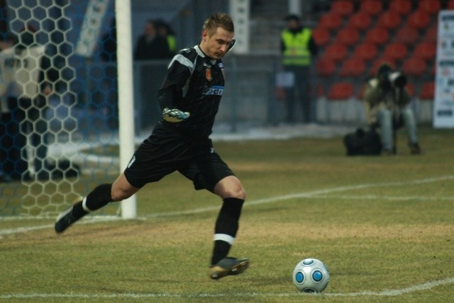 Stanisław Wierzgacz w meczu z KSZO był wyróżniającym się piłkarzem Stali, ale nie zapobiegł utracie dwóch bramek.