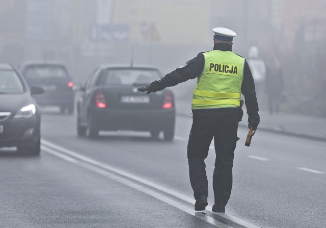 Zielonogórska drogówka akcję rozpoczęła o godz. 13 w piątek 1 stycznia. Działania nadzorował st. asp. Dariusz Kocur. Policjanci sprawdzali trzeźwość kierowców na rondzie 11 Listopada.W pewnym momencie z ul. Wrocławskiej nadjechał volkswagen polo. Kierowca był na końcu kolumny przed miejscem, gdzie odbywała się kontrola. Po chwili kierowca skręcił na parking urzędu marszałkowskiego. Kierowca i pasażer wysiedli z auta. Tam do kierowcy podszedł policjant.Kierowca volkswagena była pijany. Myślał, że zjeżdżając na parking uniknie kontroli uciekając pieszo z parkingu. Zwód się nie udał. Kiedy dmuchnął w alkomat okazało się, że 65-latek ma prawie promil alkoholu. – Przykro mi – powiedział do policjanta.65-latek stracił prawo jazdy. Stanie przed sądem. Grozi mu kara nawet dwóch lat więzienia oraz utrata prawa jazdy na czas nie krótszy niż 3 lata. Zapłaci grzywnę nie niższą niż 5 tys. zł. Jego samochód został odholowany przez pomoc drogową na policyjny parking.