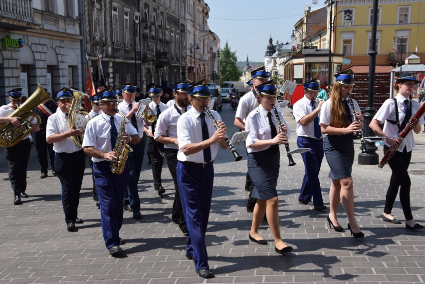 Kominiarze przeszli w paradzie przez Tarnów z racji swojego święta [ZDJĘCIA]