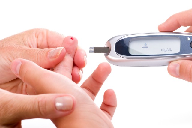 Chory na cukrzycę typu 1 powinien kontrolować poziom glukozy we krwi za pomocą glukometru co najmniej 4 razy na dobę, dzięki czemu możliwe jest dobranie dawki insuliny i odpowiednie zaplanowanie diety.