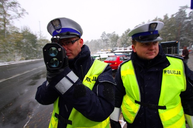 Policjanci kontrolują prędkość kierowców jadących ulicą Wrocławską.