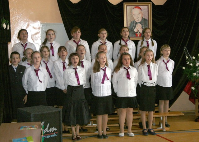 Szkolny chór przywitał pieśnią wszystkich gości, nauczycieli i uczniów, którzy przybyli na jubileusz Publicznej Szkoły Podstawowej numer 31 w Radomiu.