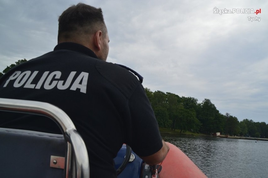 Policjanci czuwają nad bezpieczeństwem wypoczywających na...