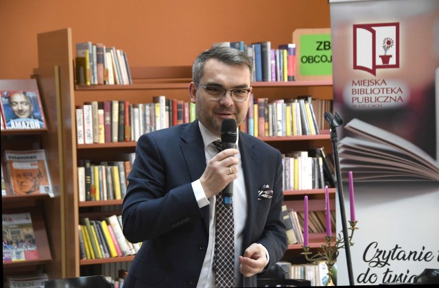 Wiceprezydent Marcin Rózycki rozpoczął konferencję związaną z otwarciem nowej biblioteki, w której będzie można wypożyczać książki i prasę w językach obcych.