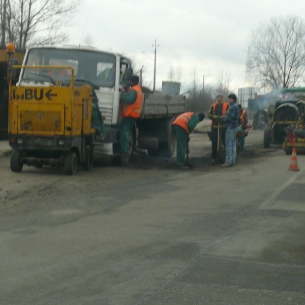 Ekipy remontowe łatają niemiłosiernie wysłużony odcinek drogi z Osieka do Chmielnika. Są utrudnienia dla kierowców.