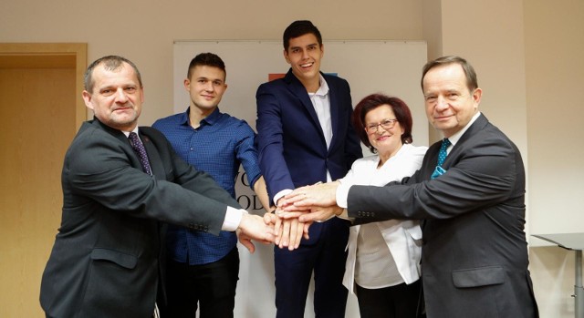 Pięciu siatkarzy za zdobycie mistrzostwa dostało od władz województwa nagrody po 2 tys. zł.