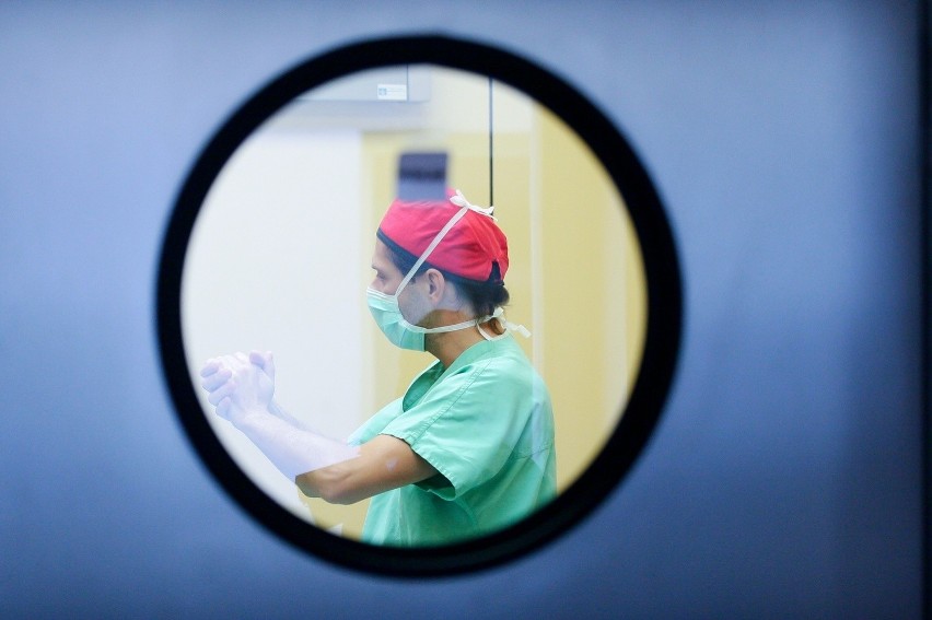 Nowoczesna operacja w szpitalu przy Borowskiej. Pomogli 11-latkowi ze zniekształconą twarzą (FOTO)