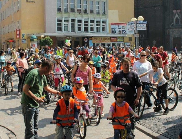 W przejeździe po mieście brali udział dorośli cykliści, młodzież jak i przedszkolaki.