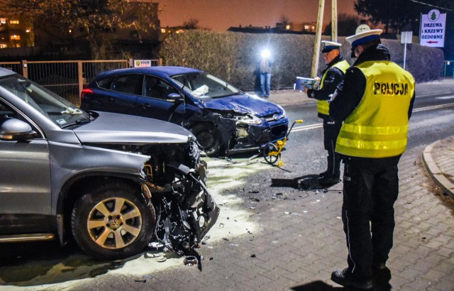 W wypadku na rogu ulic Łęczyckiej i Fordońskiej brały udział dwa auta: ford i volkswagen.