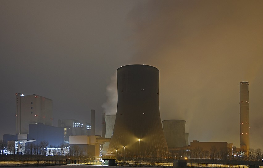 Wieża chłodnicza elektrowni atomowej. Zdjęcie podglądowe