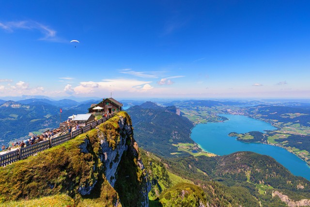 Ze szczytu Schafberg w Austrii można podziwiać niesamowity widok na znajdujące się niżej jeziora. Nawet osoby cierpiące na niewielki lęk wysokości powinny wdrapać się na górę, bowiem widok jest wart prawie każdej ceny.