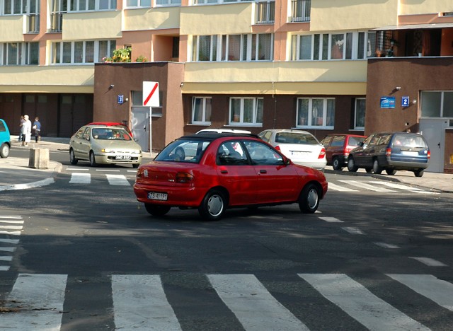 Szeroki odcinek ul. Unisławy zachęca kierowców do naciśnięcia mocniej na pedał gazu. Być może wkrótce się to zmieni.