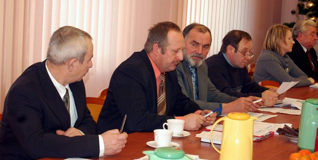 Przyszłość Kazimierza Ostrowskiego (drugi z lewej), jako radnego jest niepewna. Wszystko przez sprawę wynajmowania świetlic.