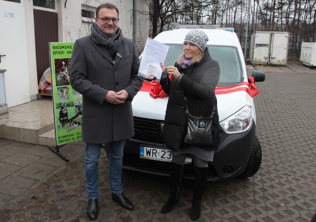 Prezydent Radomia Radosław Witkowski przekazał na ręce Maryli Rybińskiej samochód dla schroniska dla zwierząt.