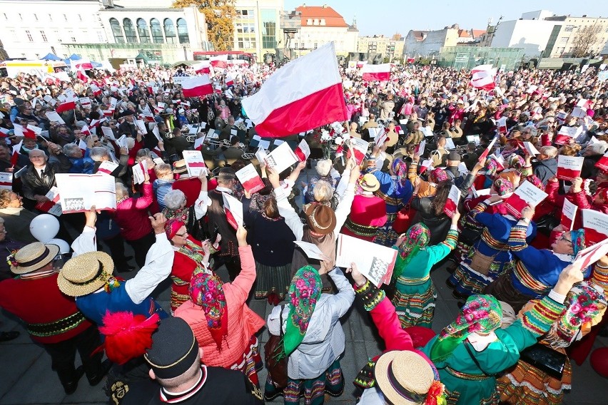 Tysiące wrocławian śpiewały pieśni patriotyczne [FILM, ZDJĘCIA]