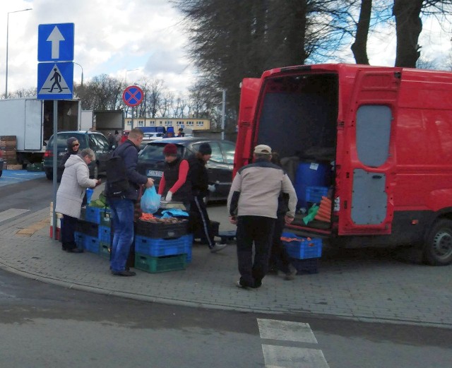 Zawiedli się ci, którzy w dzisiejszą sobotę chcieli zrobić większe zakupy na inowrocławskim Targowisku Miejskim przy ul. Przypadek. W związku z zagrożeniem koronowirusem zamknięto place targowe. Niewielki handel odbywał się na prowizorycznych straganach przy kilku samochodach dostawczych, ustawionych na ulicach Poprzecznej i ks. Zientarskiego.[unicode_pictographs]%F0%9F%94%94[/unicode_pictographs]