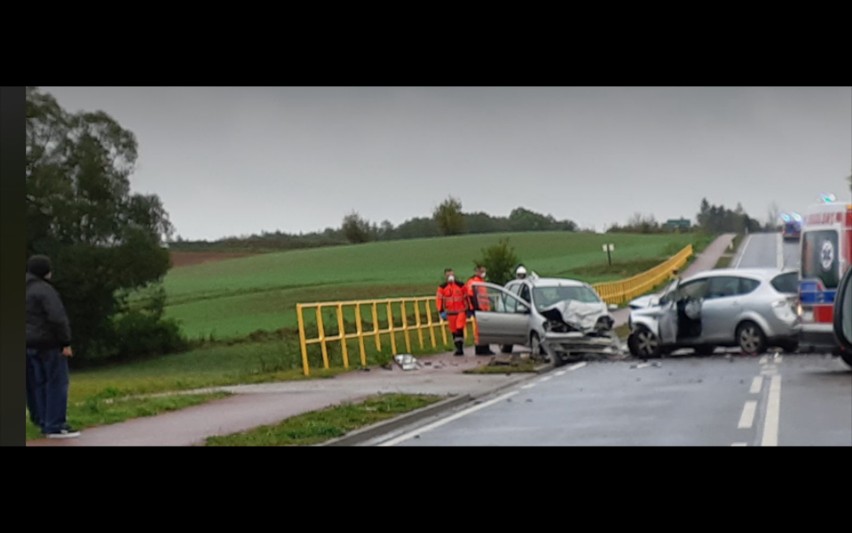 Stabieńszczyzna. Wypadek trzech samochodów na drodze wojewódzkiej 653. Pięć osób trafiło do szpitala (zdjęcia)