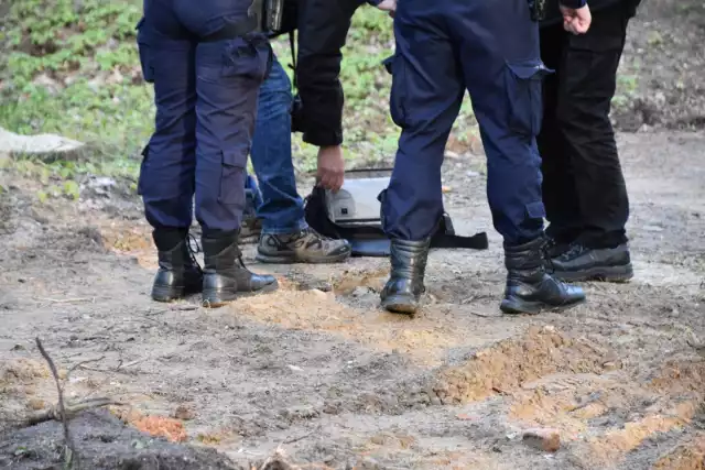 Pierwsza wizyta policji w miejscu ujawnienia szczątków ludzkich. Zielonogórzanin zawiadamiał służby co najmniej pięć razy. Za każdym razem ujawniane były nowe szczątki