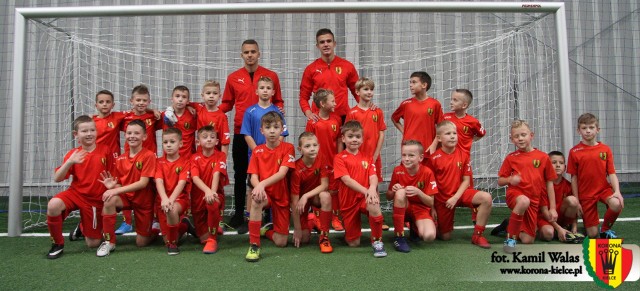 W minioną sobotę w hali przy ul. Wschodniej odbył się drugi cykl turnieju Korona Football Festival. Młodzi Koroniarze z roczników 2010 i 2011 rozegrali serię gier wewnętrznych, w których mieli za zadanie jak najlepiej ustawiać się w akcjach ofensywnych jak i defensywnych oraz szybko wprowadzać piłkę do gry, aby zaskoczyć przeciwnika.Mimo towarzyskiego charakteru rozgrywek, chłopcy dawali z siebie 100 procent, a gdy zobaczyli swoich idoli z boiska Marcina Cebule i Oskara Sewerzyńskiego radości nie było końca.Zawodnicy pierwszej drużyny przyjęli zaproszenie i dołączyli do zabawy dzięki czemu, niektórzy nasi adepci mieli okazję zaliczyć asystę do Marcina i Oskara lub bezpośrednio strzelić bramkę po ich podaniach.Po wszystkich spotkaniach przyszedł czas na pamiątkowe zdjęcie. Już za tydzień ostatnia seria gier w której będą uczestniczyć roczniki 2012 i 2013."Korona Football Festival" to wewnętrzna liga spotkań piłkarskich dla zawodników grup srebrnych oraz brązowych roczników 2010, 2011,2012 oraz 2013 objętych programem „Koroniarska Kadra Czeka”.(dor)