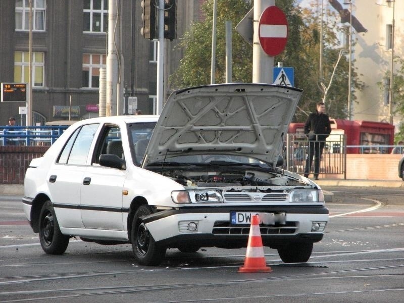 Wrocław: Wypadek na placu Jana Pawła II. Trzy auta blokowały ruch (ZDJĘCIA)