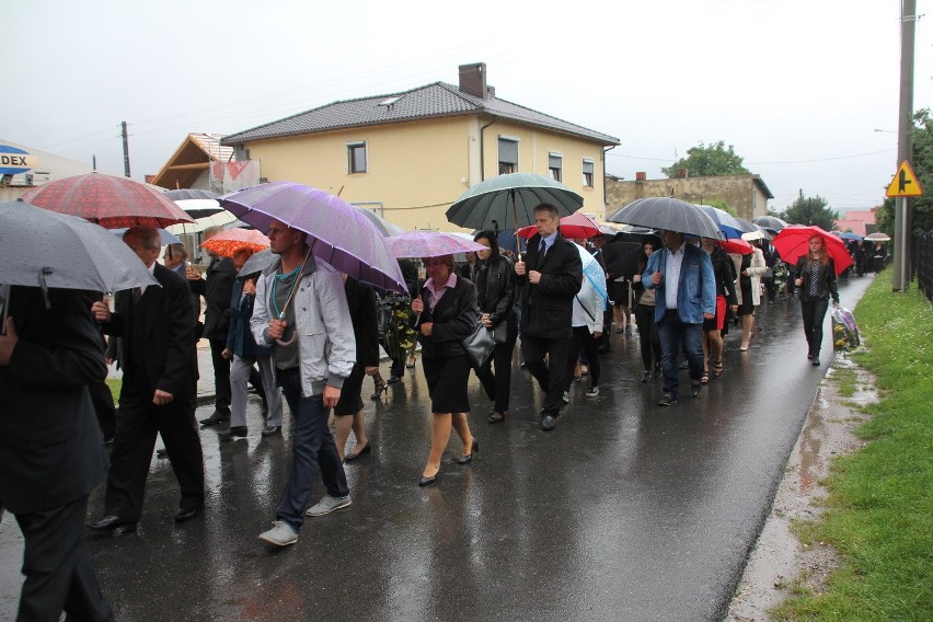 Pogrzeb księdza Józefa Szulika:Setki parafian żegnały byłego proboszcza z Rogoźnej [ZDJĘCIA]