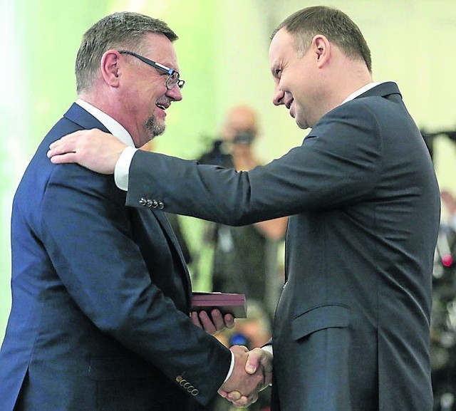Burmistrz Kolna Andrzej Duda odbiera odznaczenie i gratulacje od prezydenta Andrzeja Dudy za swą działalność samorządową