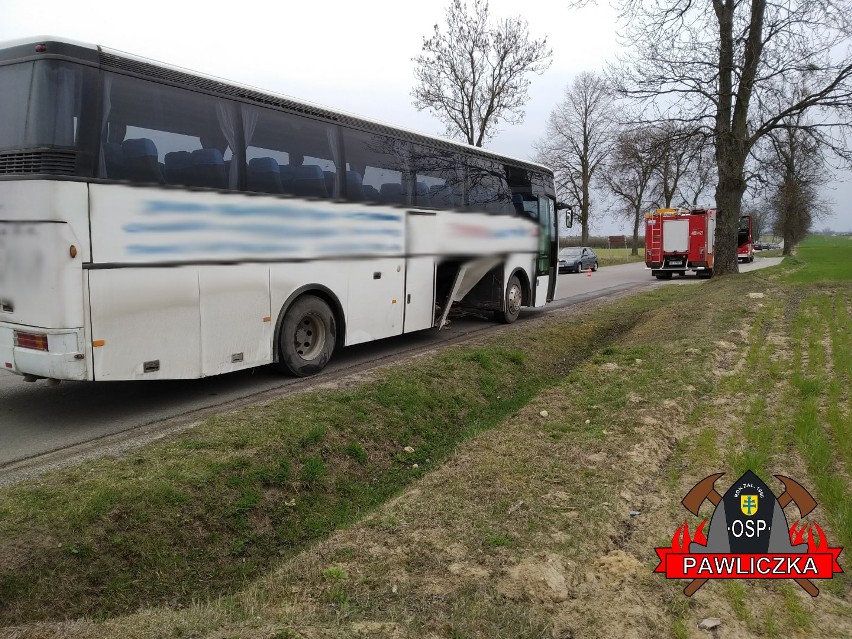 Wypadek na skrzyżowaniu w Pawliczce. Zderzyły się tam autobus i osobowa toyota. Z pomocą pospieszyli strażacy OSP Pawliczka.