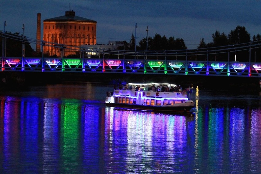 Świetlny pokaz i parada kapeluszników - tak zaprezentowały się wrocławskie mosty (ZDJĘCIA)