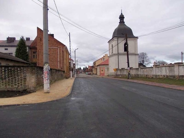 Nowa nawierzchnia asfaltowa na ulicy przy kościele parafialnym.